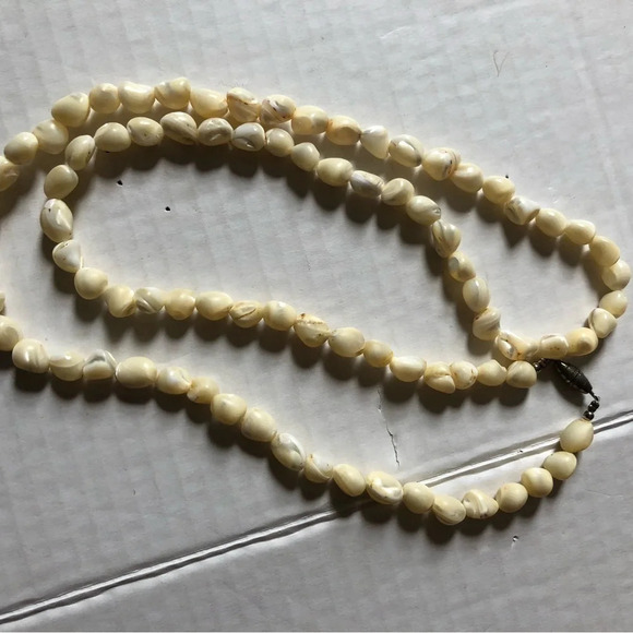 Pearl Necklace with Barrel Closure - Picture 3 of 7